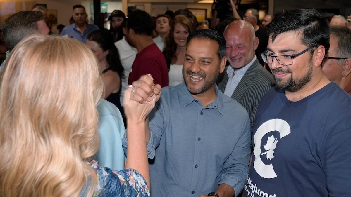 Shuvaloy Majumdar entouré de partisans, le 24 juillet 2023, après sa victoire à l'élection partielle.