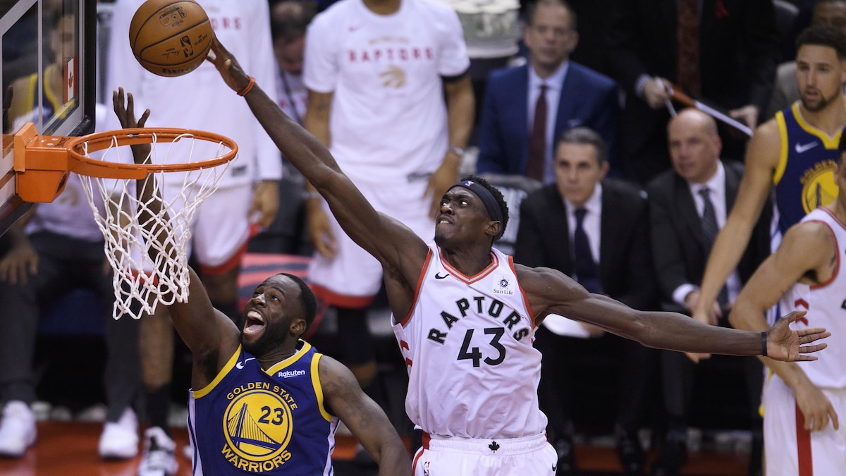 Le joueur des Raptors Pascal Siakam bloque un tir du joueur des Warriors Draymond Green lors du premier match de la finale de la NBA.