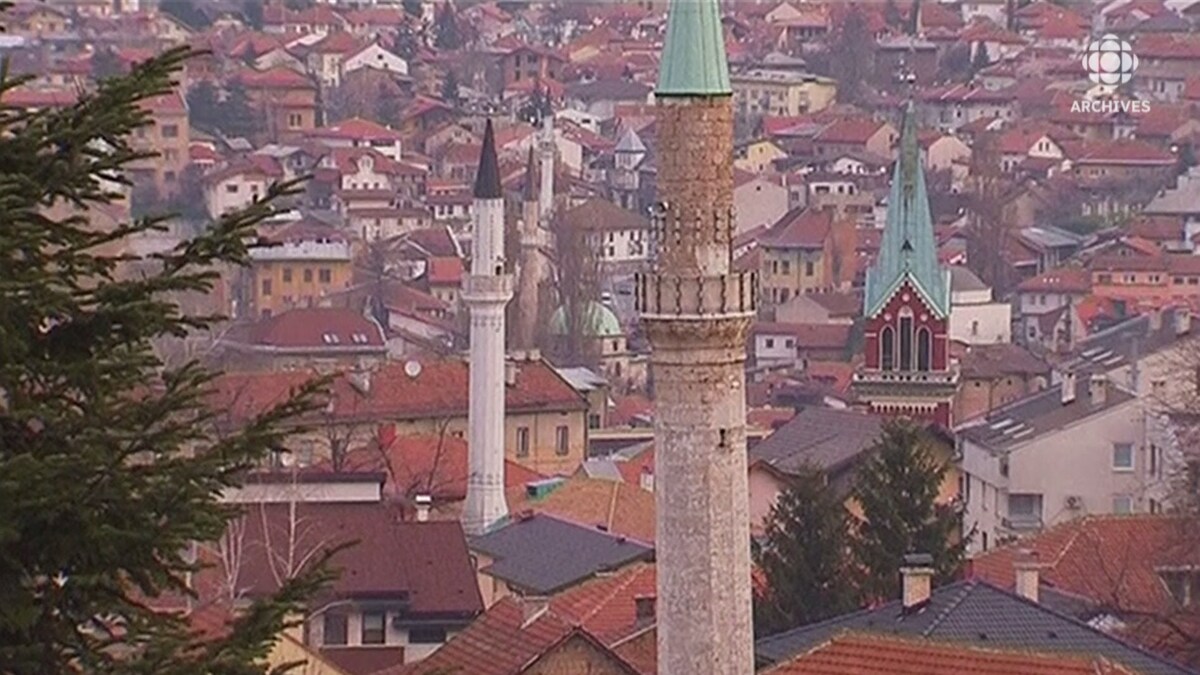 Vue de la ville de Sarajevo avec des bâtiments rappelant les différentes civilisations qui s'y sont succédé.