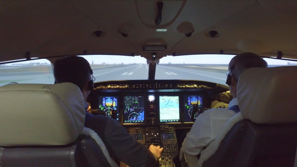 Des pilotes dans un simulateur de vol de CAE