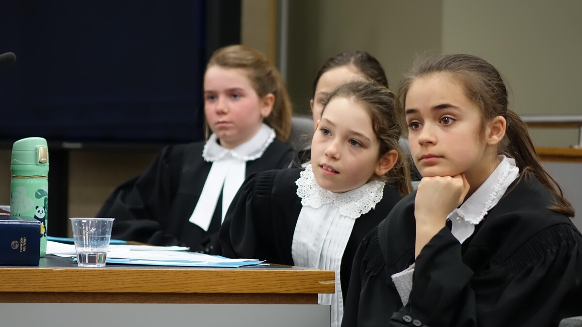 Quatre jeunes filles tenaient le rôle de procureures aux poursuites criminelles et pénales lors du procès simulé qui s'est tenu au Palais de justice de Rivière-du-Loup.