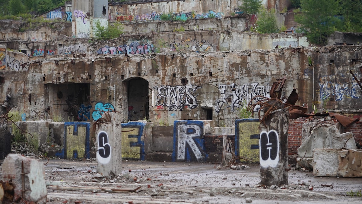 Des ruines et des graffitis vus sur le site de l'ancienne Belgo à Shawinigan.