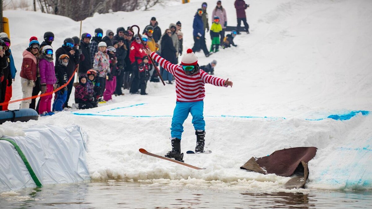 Un skieur plonge dans un bassin d'eau.