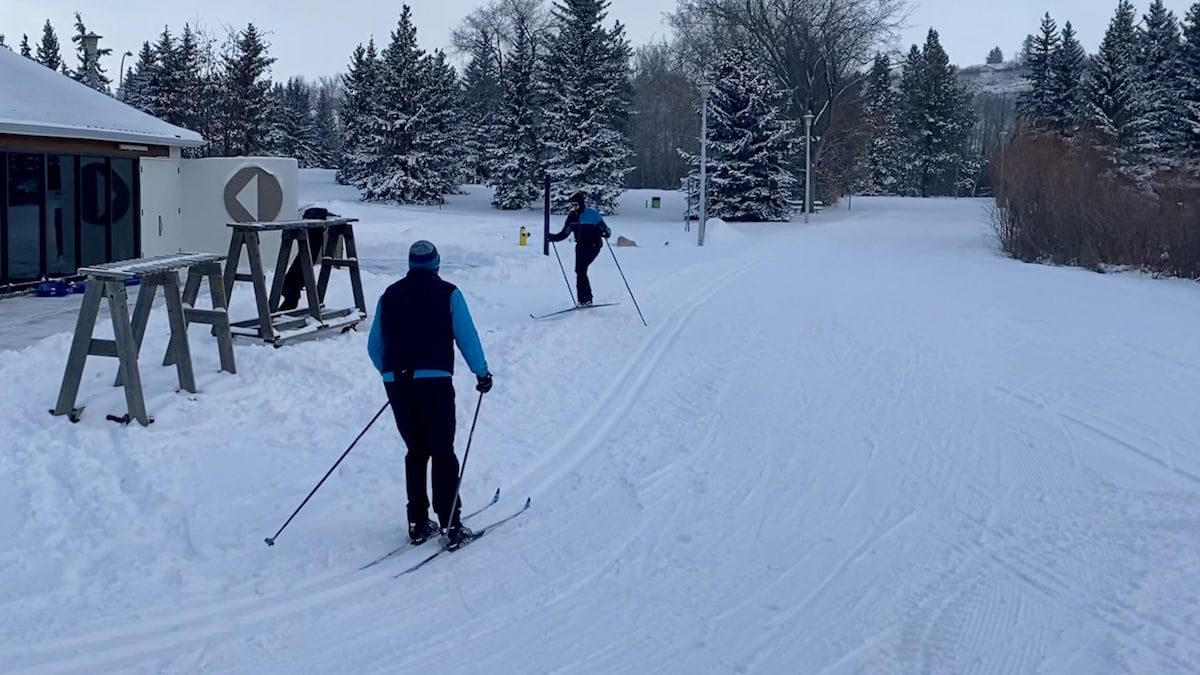 Des personnes pratiquent le ski de fond au parc Gold Bar à Edmonton (février 2024).