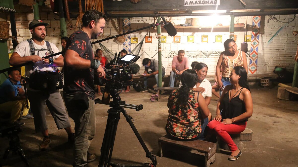L'équipe en action lors du tournage de la troisième saison de la série Skindigenous, un documentaire sur l'art du tatouage produit par Jason Brennan de Nish Media, un membre de la communauté de la Première Nation de Kitigan Zibi.
