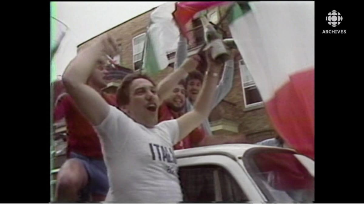 Hommes qui crient dans la rue avec des drapeaux italiens.