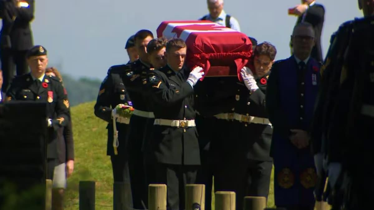 Des militaires transportent un cercueil. 
