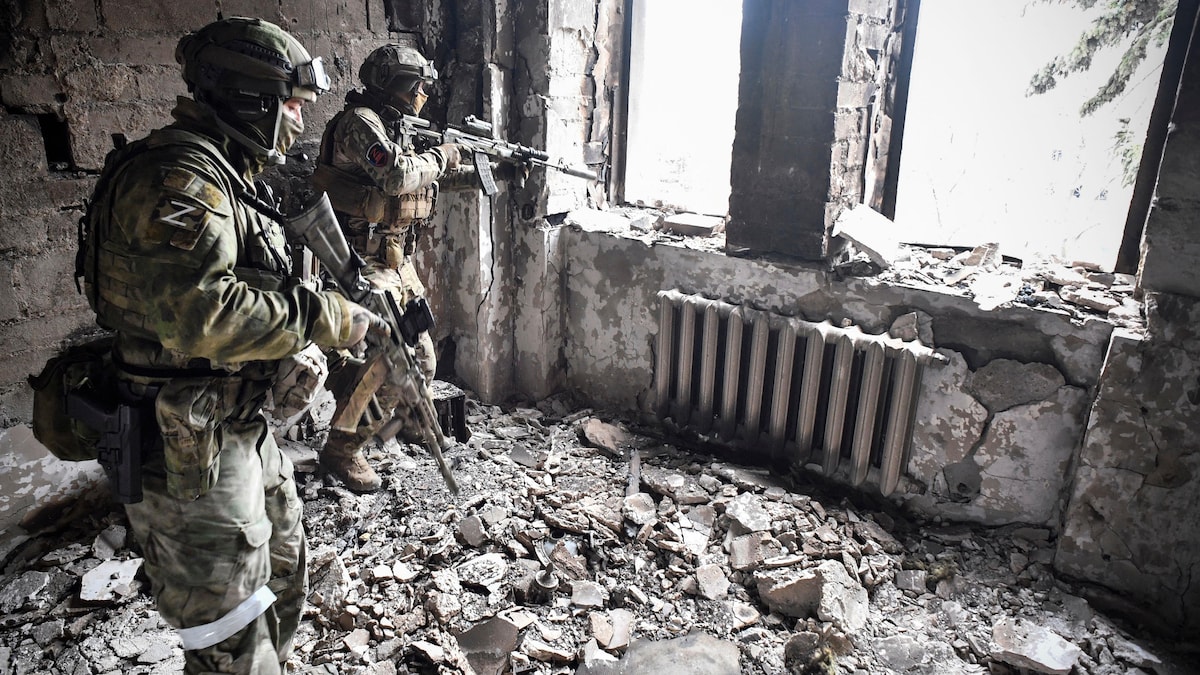 Des soldats russes prennent position dans un immeuble.