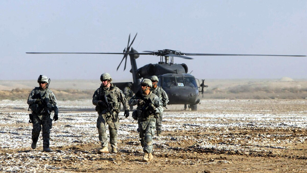 Des soldats devant un hélicoptère