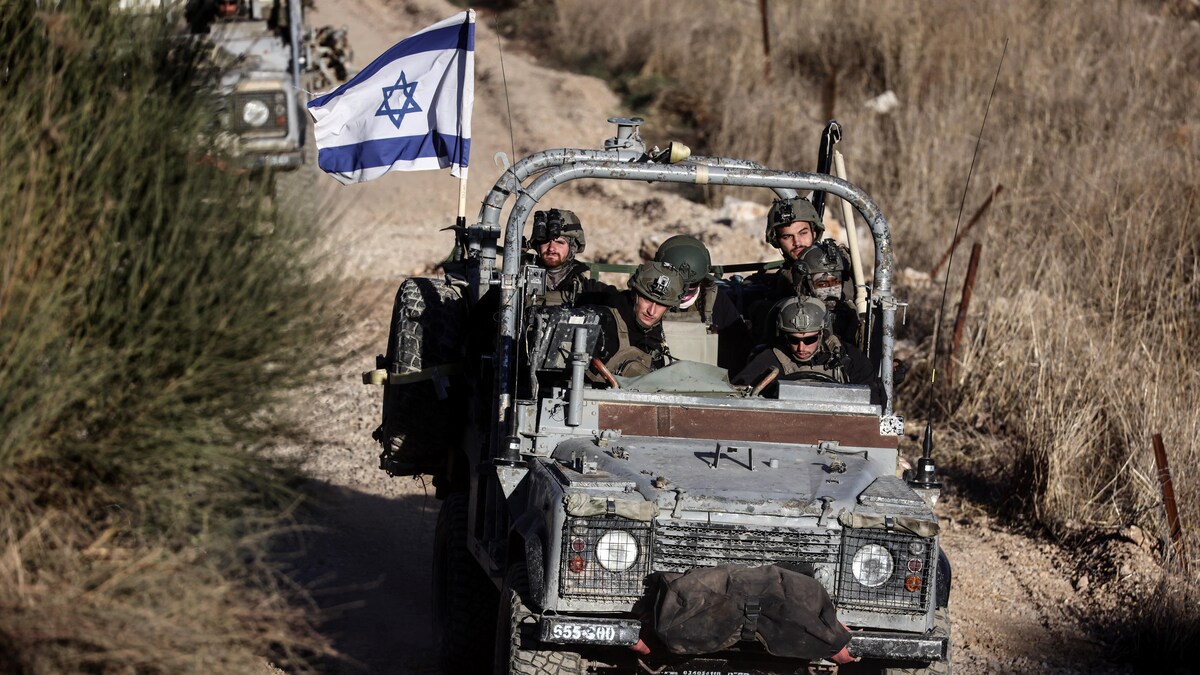 Des véhicules militaires israéliens traversent la Syrie à proximité de la ligne de cessez-le-feu entre le plateau du Golan occupé par Israël et la Syrie.