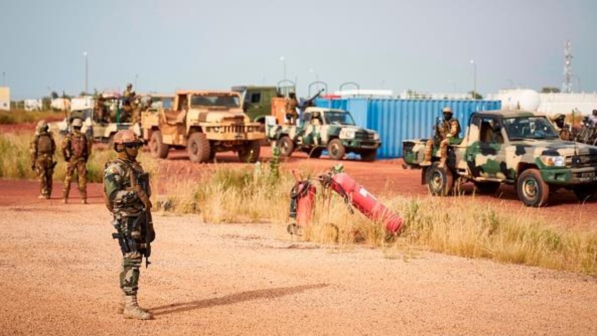 Des soldats maliens près de l'aéroport de Mopti.
