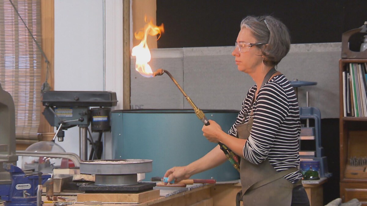 Sonia Beauchesne manipule une torche dans son atelier. 
