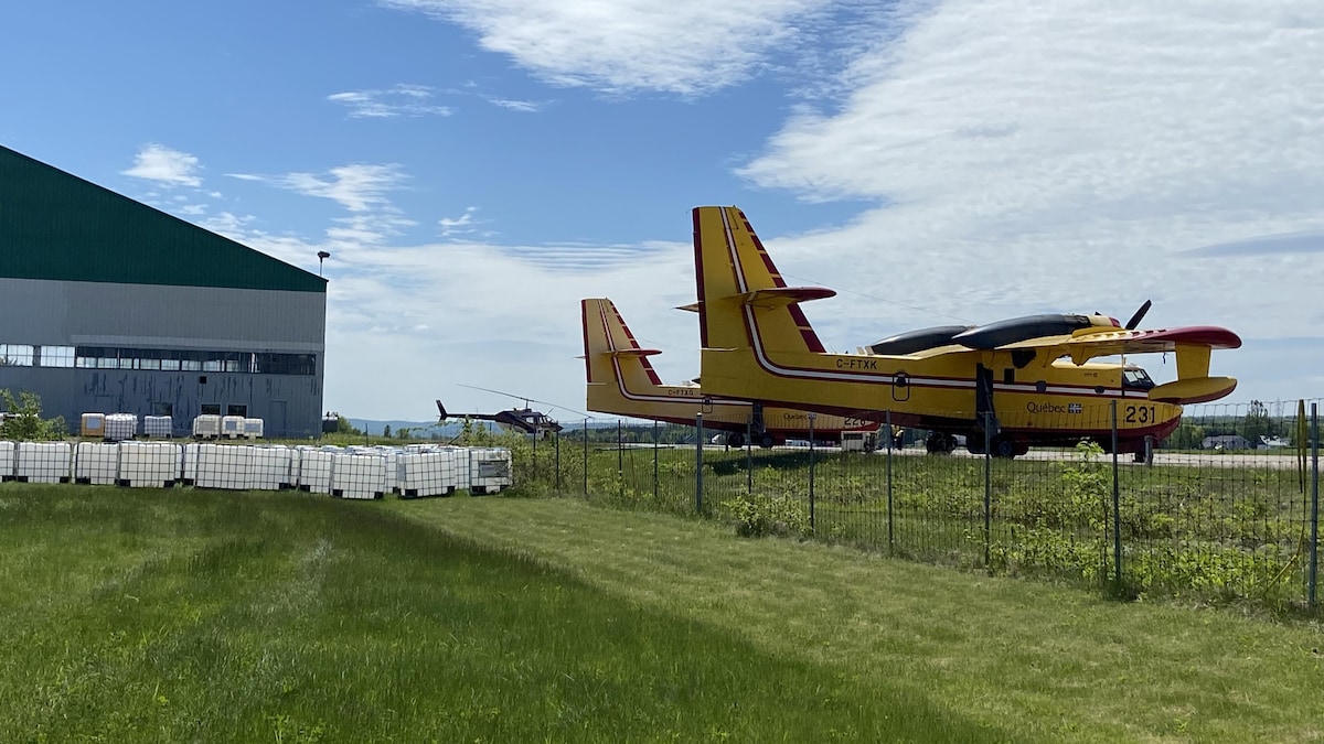 Des avions-citernes près des pistes d'un aéroport.