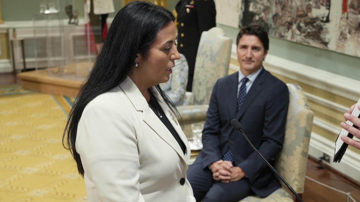 Soraya Martinez Ferrada prête serment devant Justin Trudeau, qui la regarde en souriant.