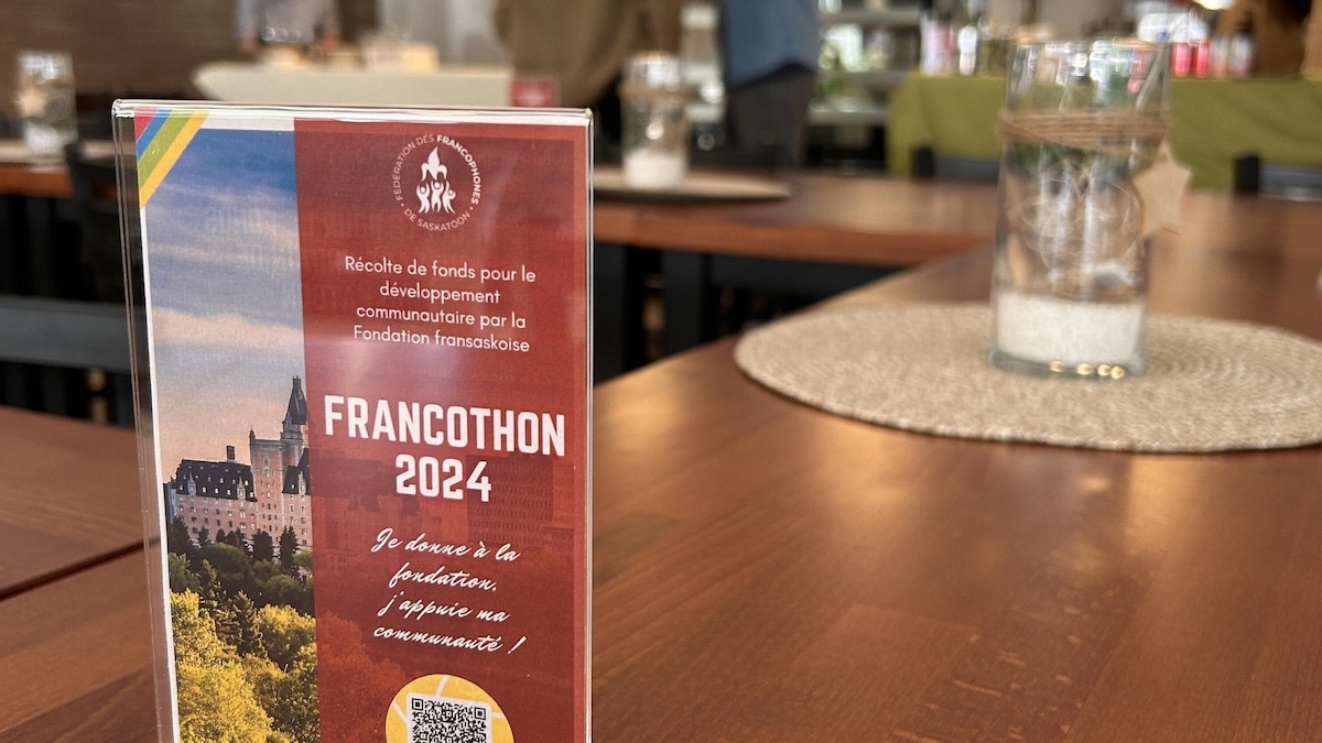Un total de 26 personnes ont réservé leur place pour l'ApéroFranco, organisé dans le cadre du Francothon 2024 par la Fédération des francophones (FFS) à Saskatoon. Le 26 avril 2024.
