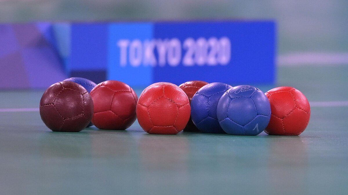 Huit balles de boccia avec le logo Tokyo 2020.