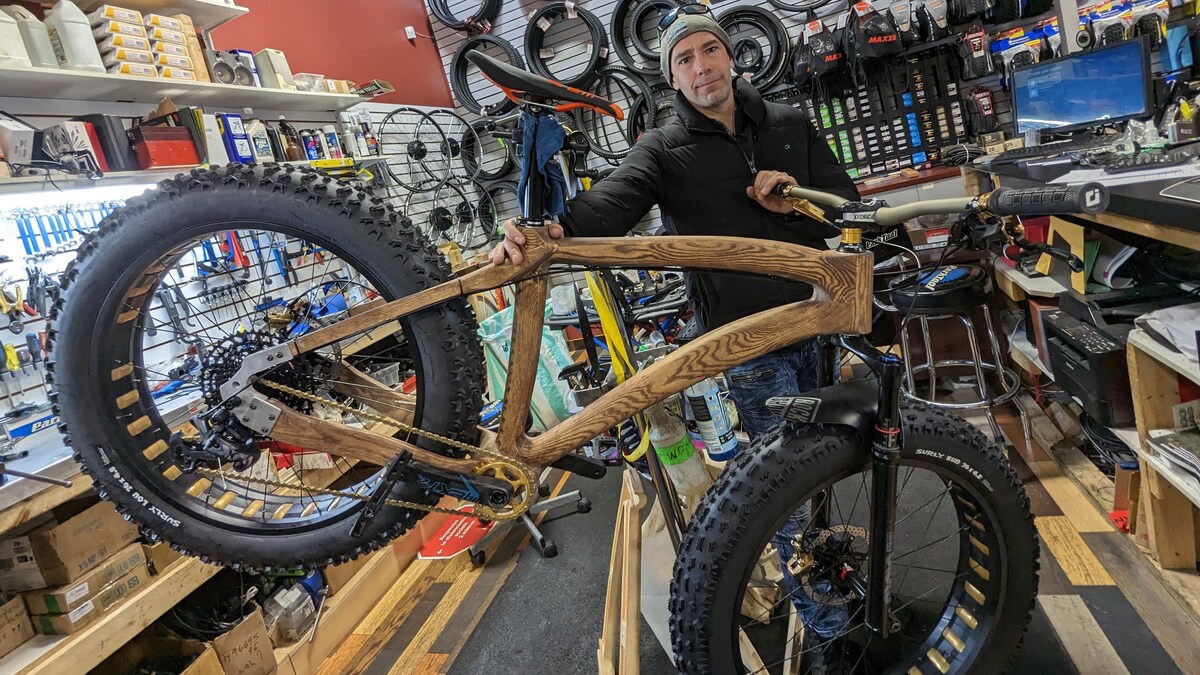 Des Saguenéens veulent commercialiser le premier vélo en bois à pneus