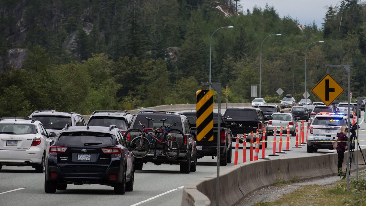 Un file de voitures sur l'autoroute entre Vancouver et Whistler. 