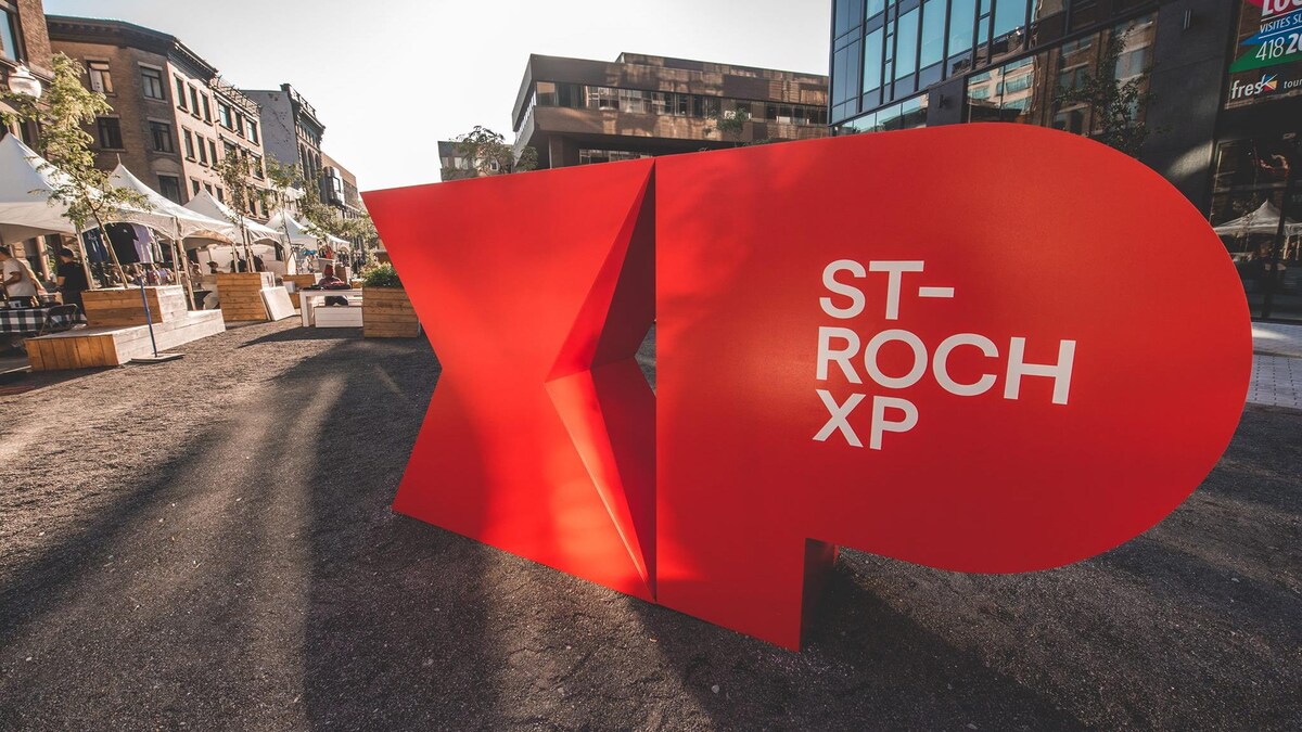 Le logo du festival St-Roch XP en lettres géantes dans une place éphémère de Québec