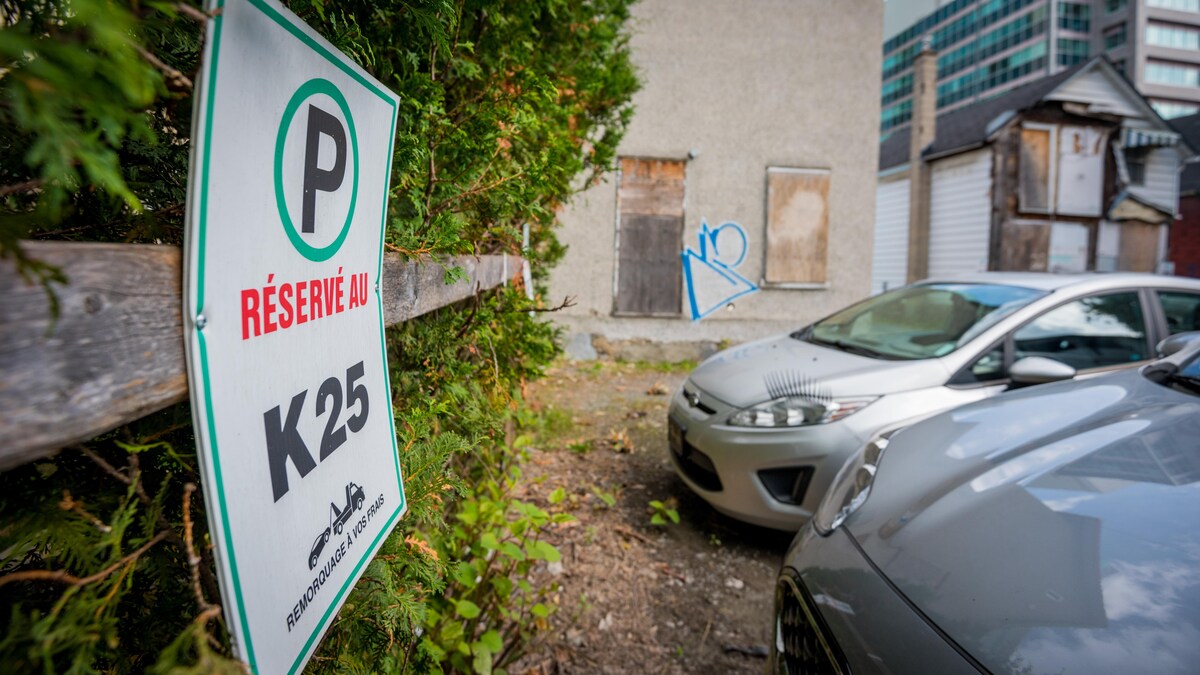 Des voitures stationnées dans le Vieux-Hull.