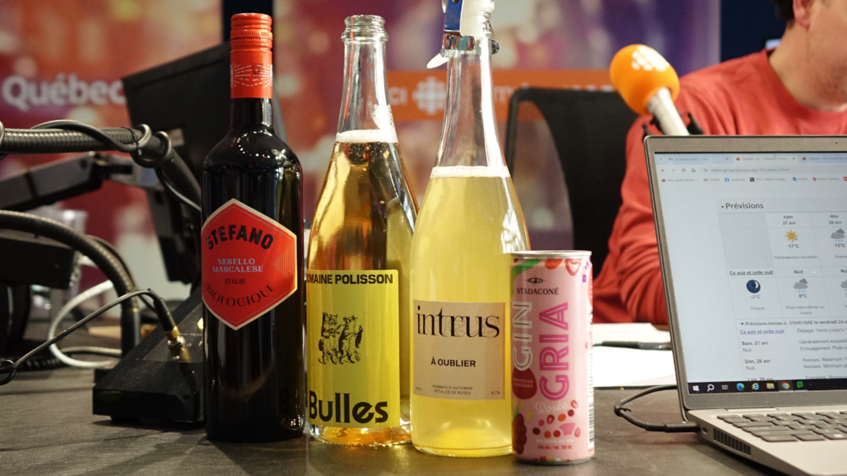 Des bouteilles d'alcool sont disposées sur une table. 
