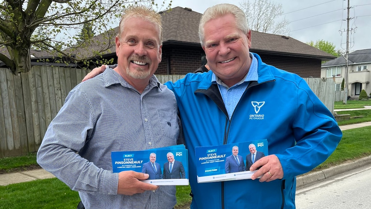 Steve Pinsonneault et le premier ministre Doug Ford pendant la campagne dans Lambton-Kent-Middlesex.