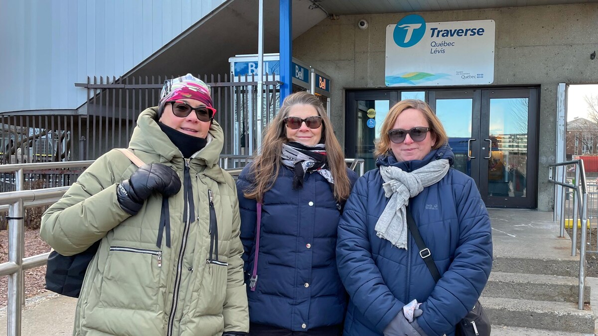 Valérie Ouellet, Guylaine Couture et Sonia Couture devant la gare fluviale de Québec.