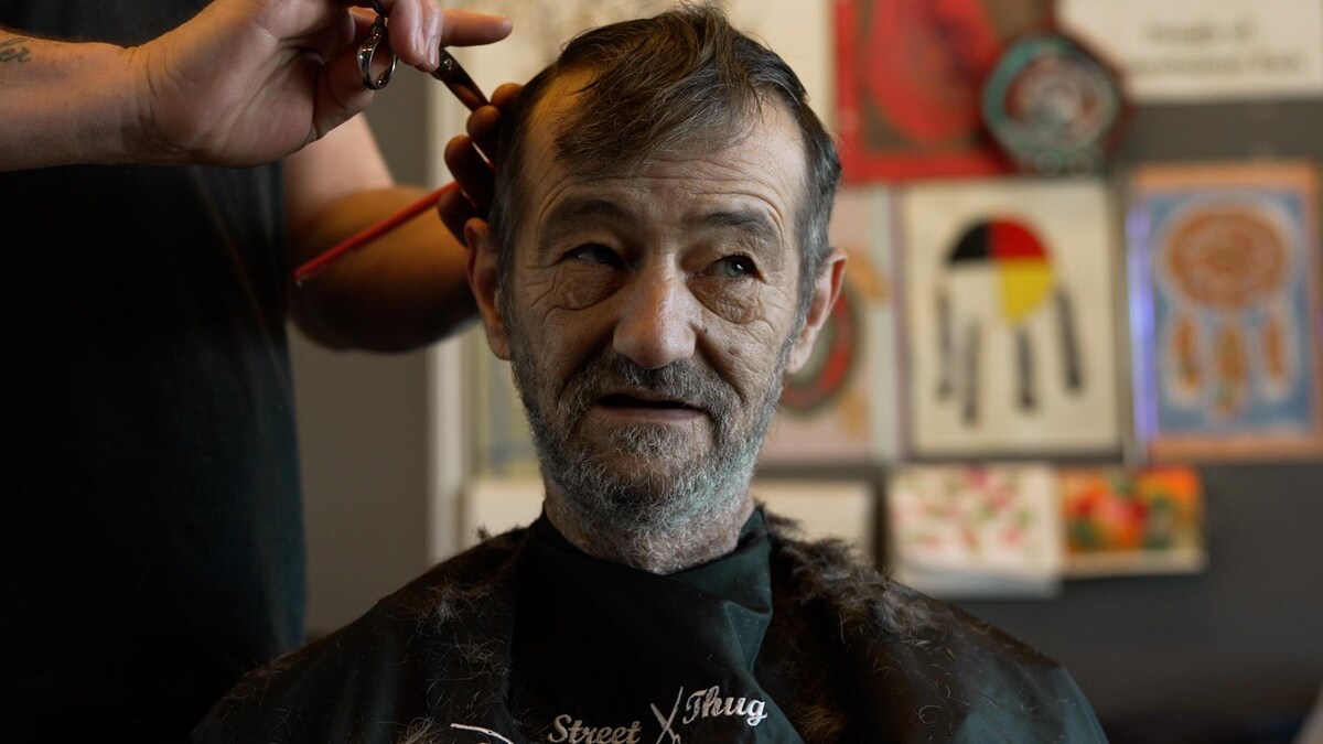 Un résident du Downtown Eastside de Vancouver se fait couper les cheveux.