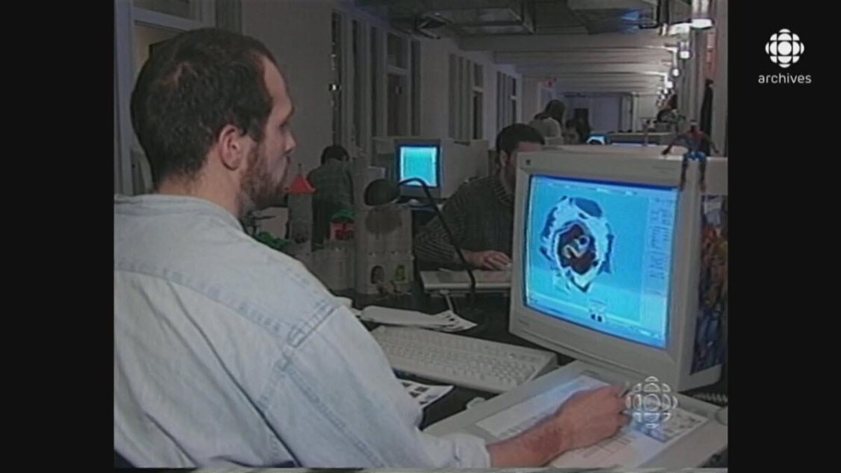 Un homme, de dos, à l'ordinateur, dans les locaux d'Ubisoft Montréal