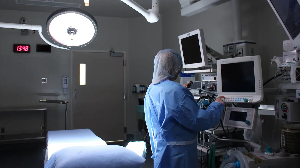 Une infirmière vérifie de l'équipement dans une salle d'opération.