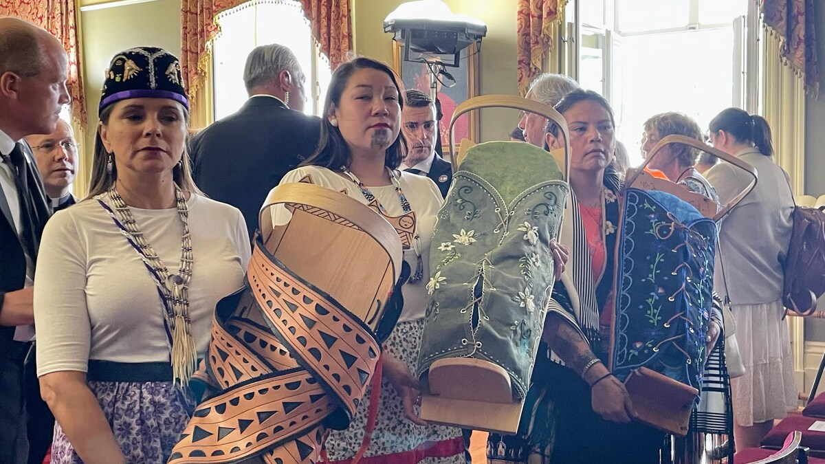 Trois femmes autochtones avec des planches porte-bébé.