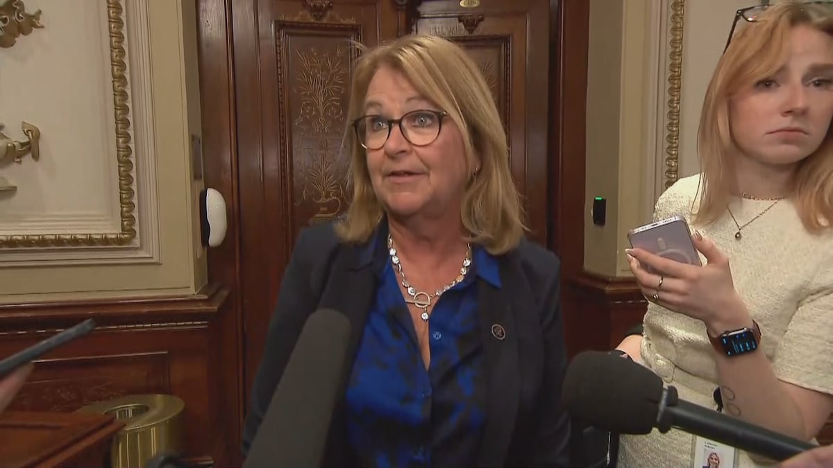 Suzanne Roy dans une mêlée de presse à l'Assemblée nationale.