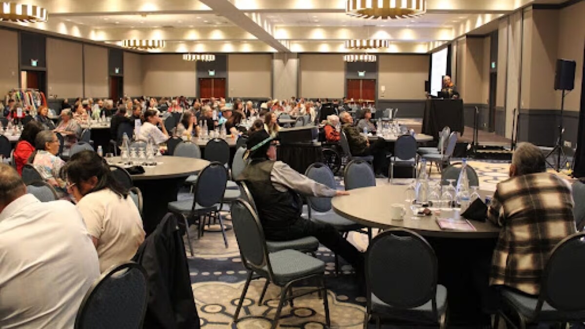 Des participants au symposium sur la la recherche de sépultures anonymes sur des sites d'anciens pensionnats pour Autochtones, à Edmonton, le 28 septembre 2023.