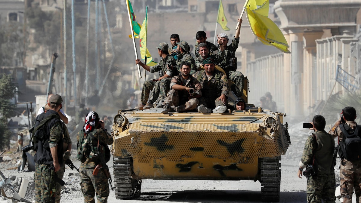 Des combattants des Forces démocratiques syriennes célèbrent leur reprise de Raqqa des mains du groupe armé État islamique.