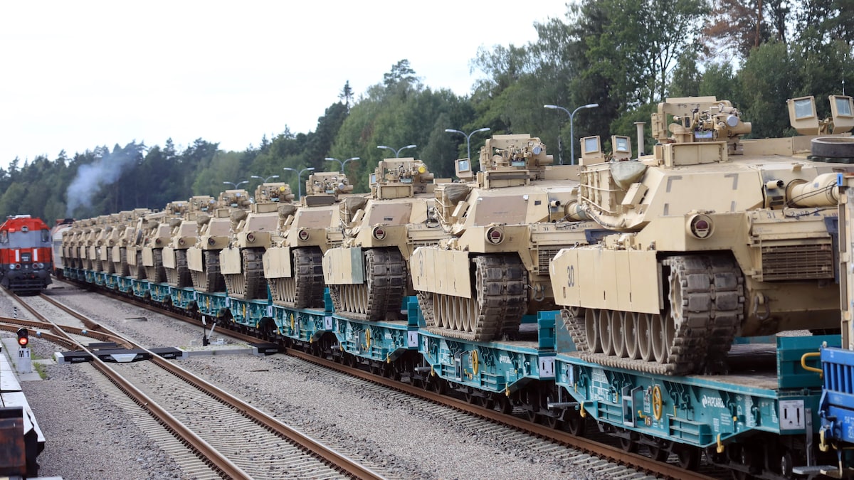 Des chars d'assaut sur un rail, transportés par chemin de fer.