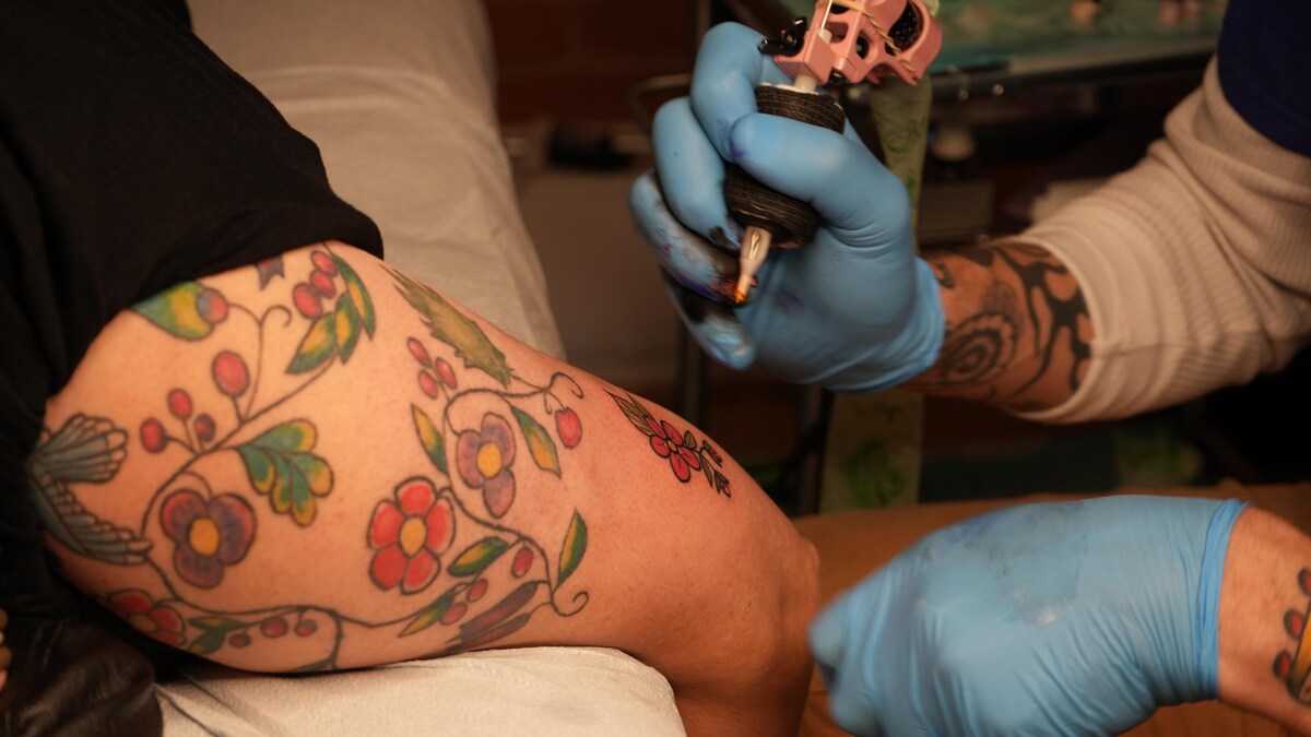 Des tatouages gratuits offerts aux travailleurs métis de première ligne