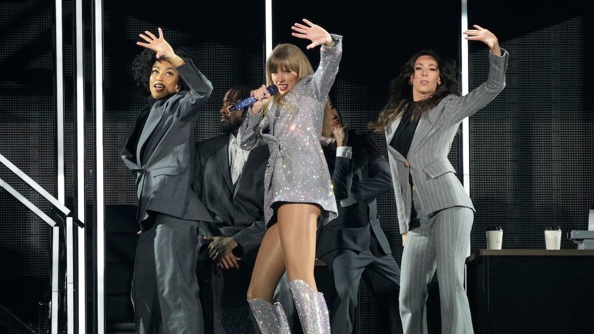 Taylor Swift et ses danseuses lors du premier concert de la tournée, le 17 mars 2023, à Glendale, en Arizona.