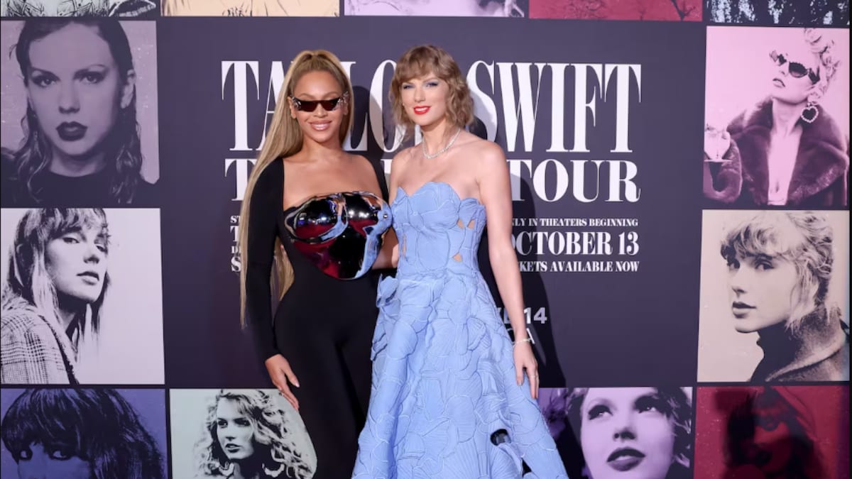 Beyoncé et Taylor Swift posent sur un tapis rouge.