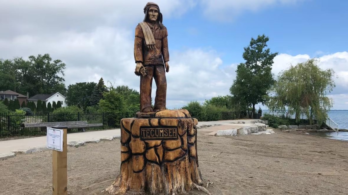 Une statue de Tecumseh sur un socle dans un parc.