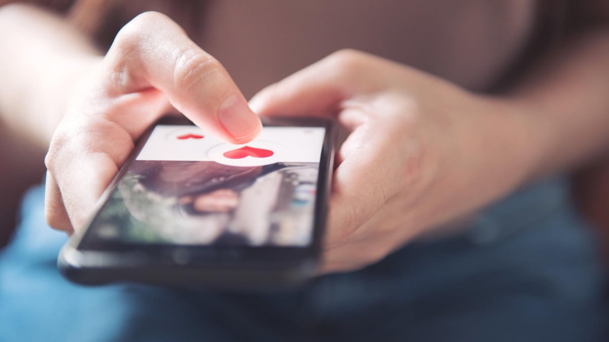 Une personne utilise une application de rencontre sur son téléphone intelligent.