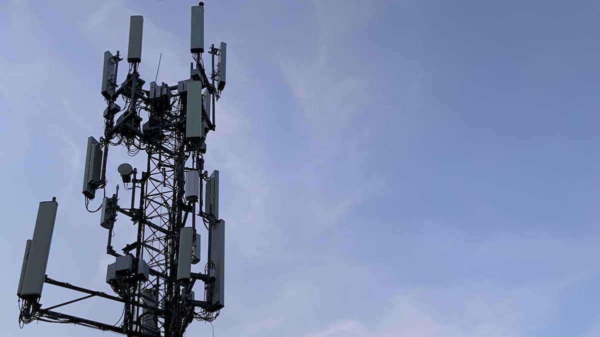 Une antenne de téléphonie mobile avec de nombreux récepteurs sous un ciel dégagé.