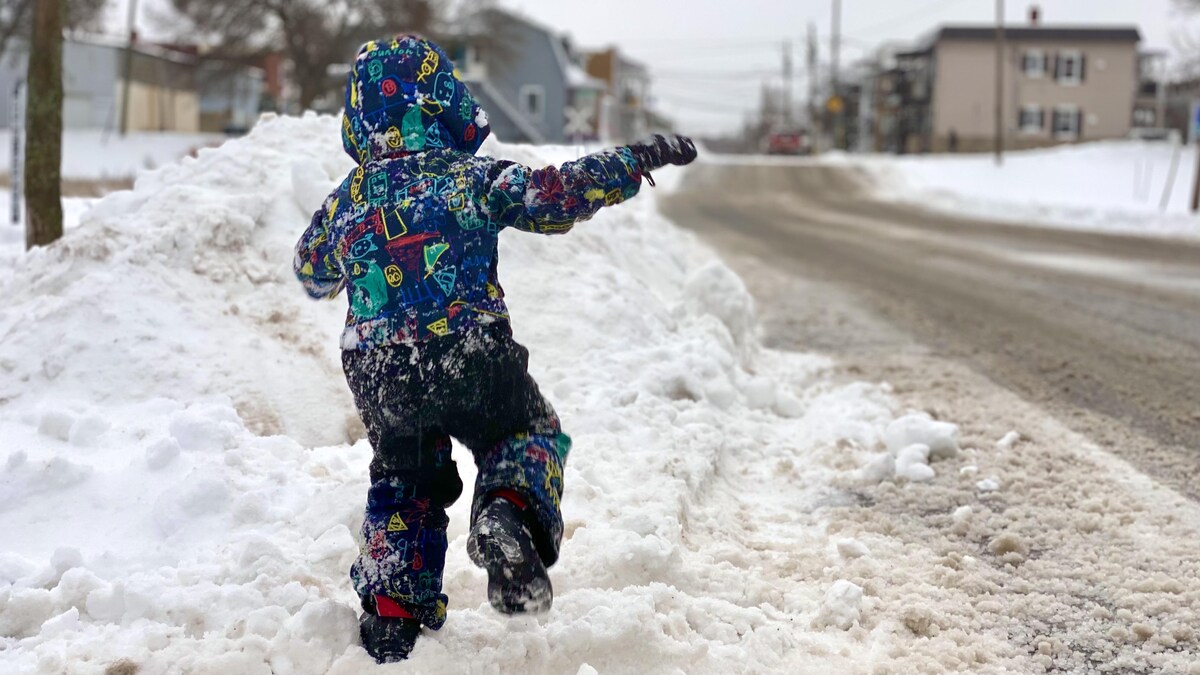 Un enfant joue dans la neige.