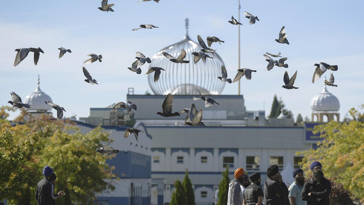 Des oiseaux volent devant le temple sikh à Surrey