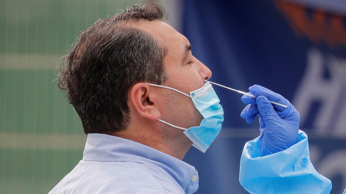 Une infirmière prélève un échantillon du nez d'un homme pour un test de dépistage de la COVID-19 dans un parc de Brooklyn, le 25 septembre 2020.