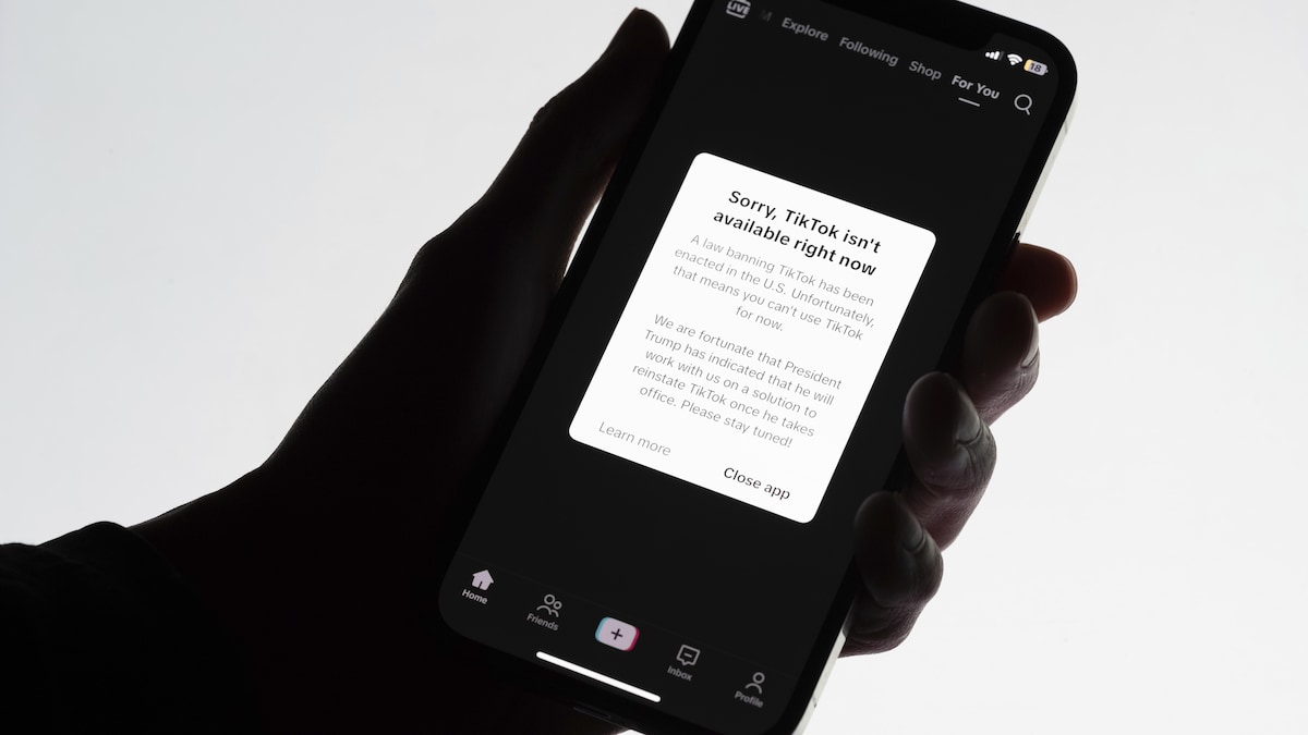 Un message qui indique « Désolés, TikTok n'est pas disponible pour le moment » est affiché à l'écran d'un téléphone portable le samedi 18 janvier 2025 à Los Angeles.