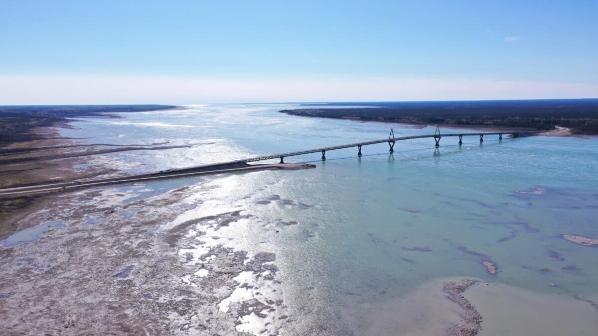 Photo aérienne prise en mai 2024 du pont au-dessus d'un cours d'eau dont le fond est en grande partie visible.
