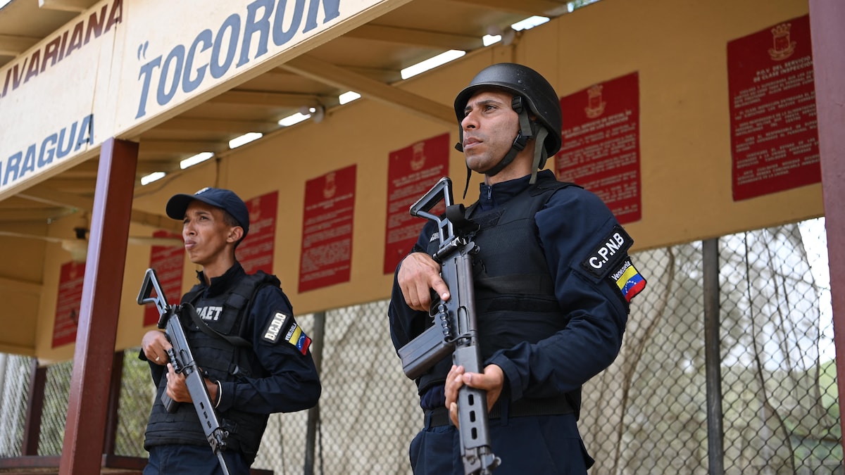 Des membres de la Police nationale bolivarienne montent la garde.