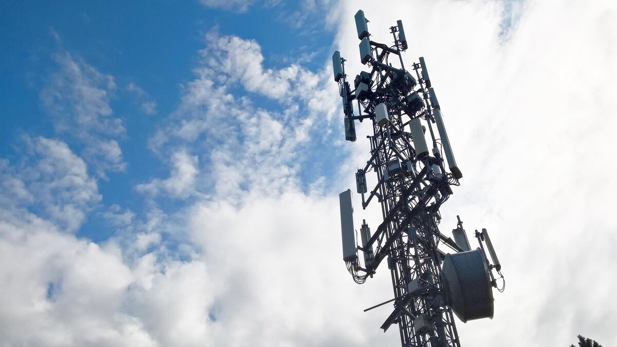 Une antenne de téléphonie cellulaire .