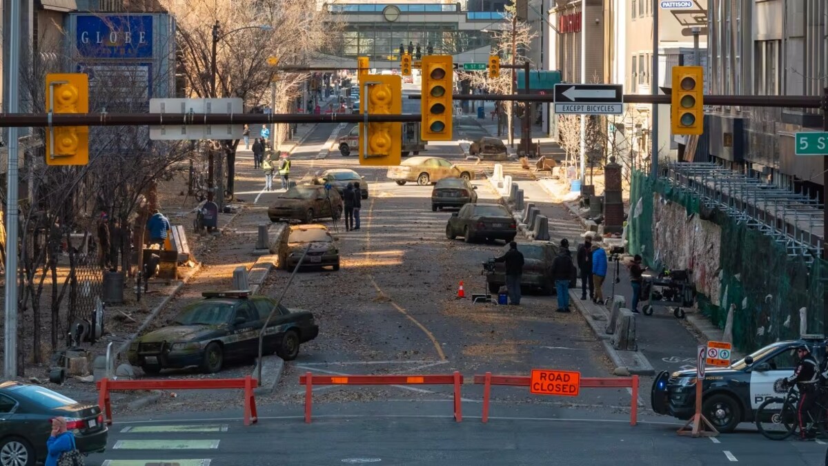 Le décor du tournage d'une scène de la série «The Last of Us», en 2022 dans le centre-ville de Calgary.