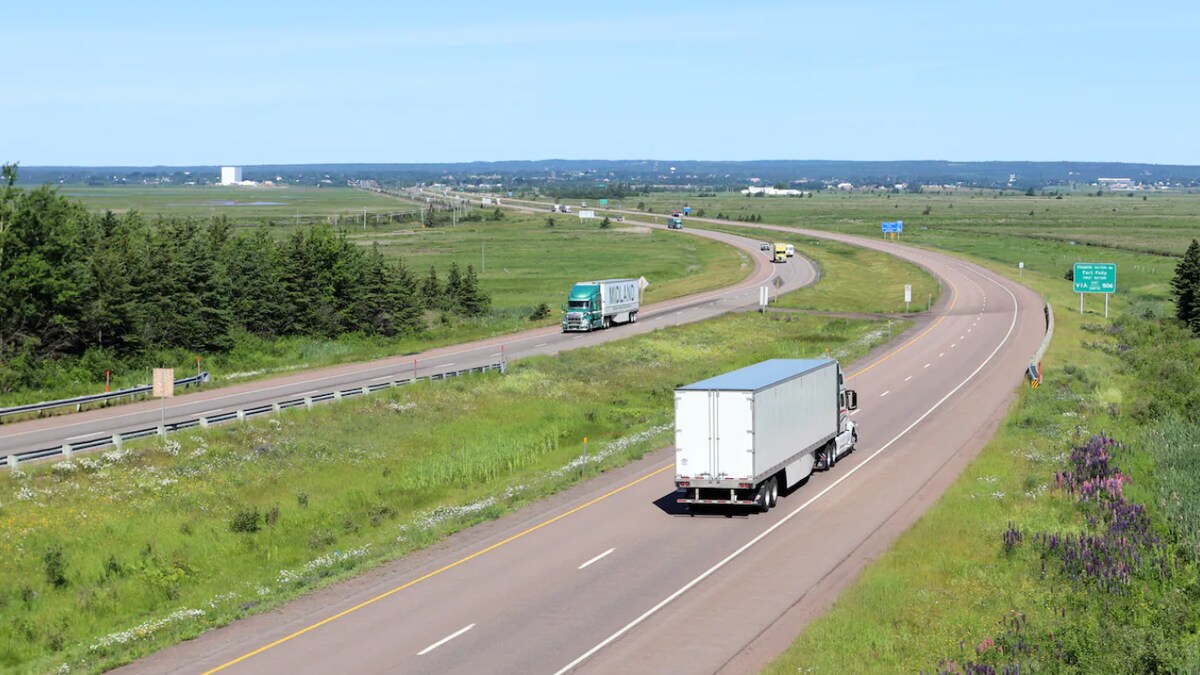 Des camions circulent sur l'autoroute.